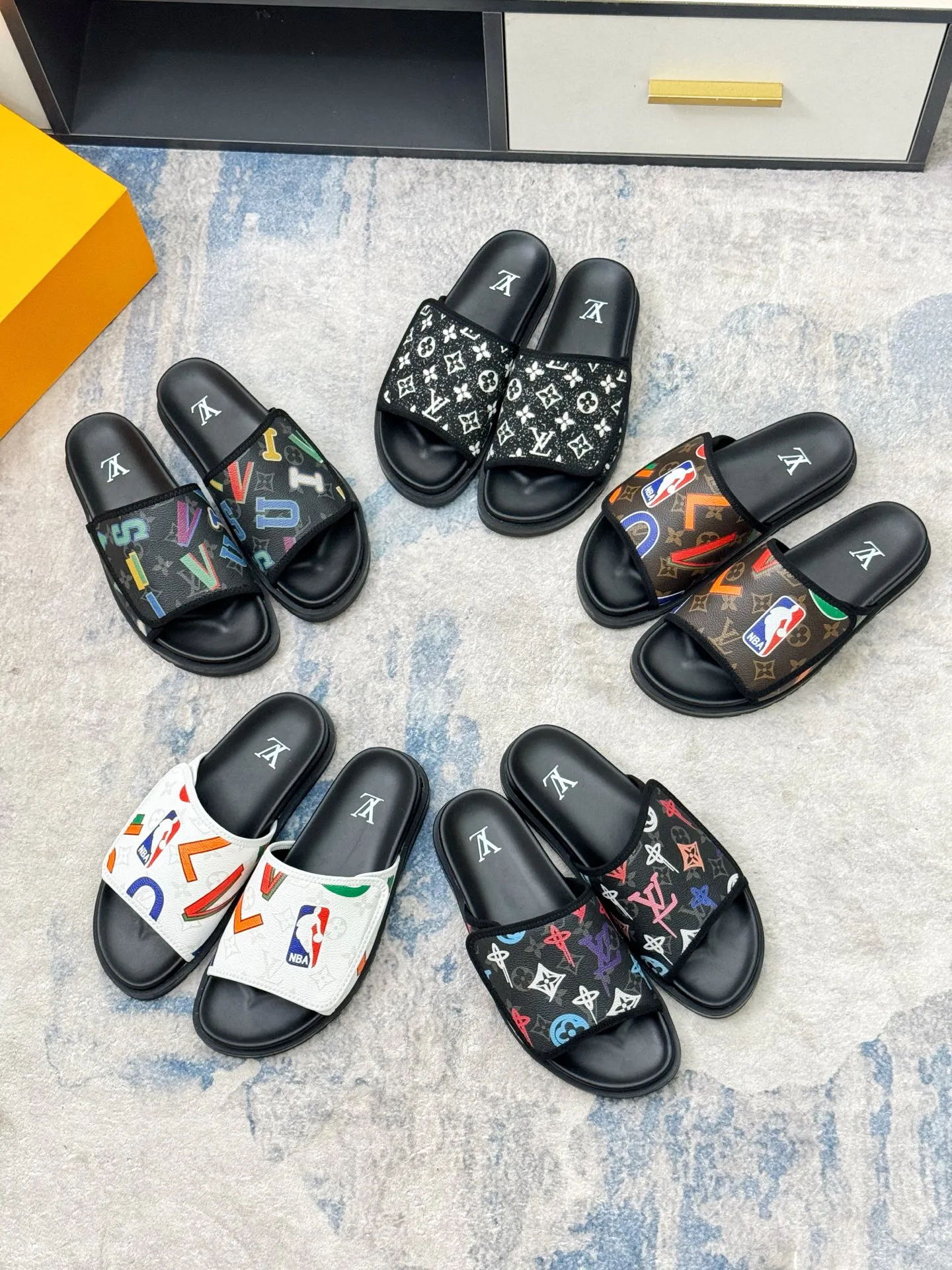 [L Home] P: 340💰Size: 38-45 Top purchasing agent lv men's summer slippers, classic presbyopia with Velcro, soft real leather lining, unique color splicing effect, distinctive personality, fashionable and trendy essential style, light and comfortable. Lightweight and tough rubber insole, micro ridged foam outsole, super comfortable!